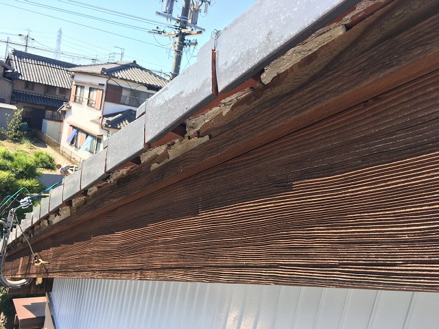 破風板の上の隙間に漆喰が詰められている